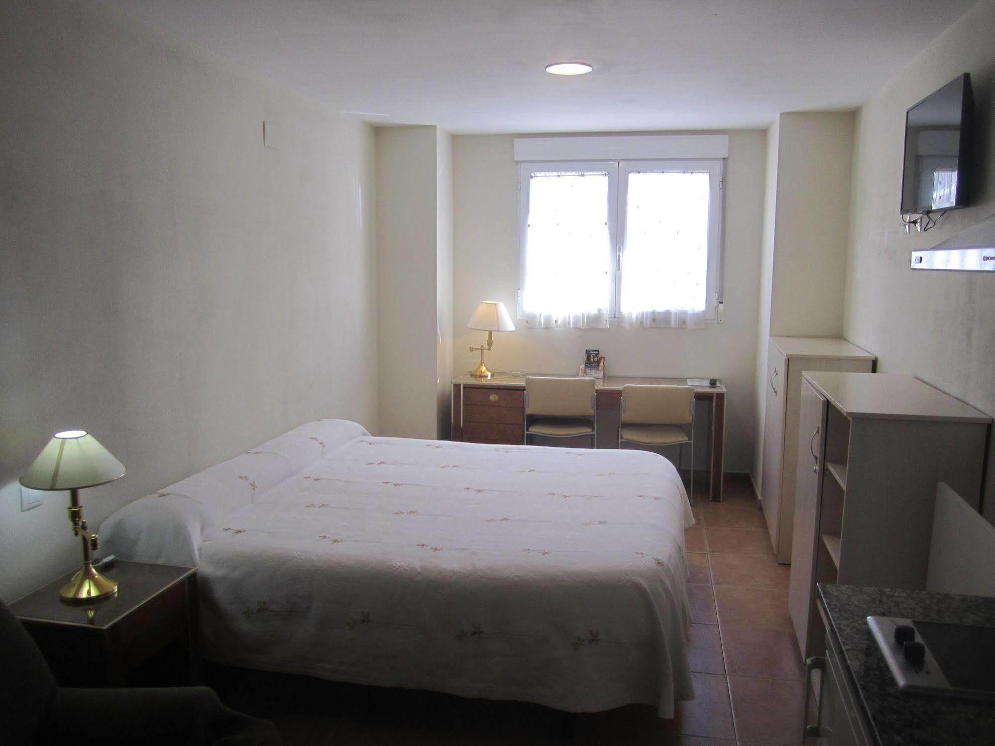 Hostal El Estudio Альманса Экстерьер фото
